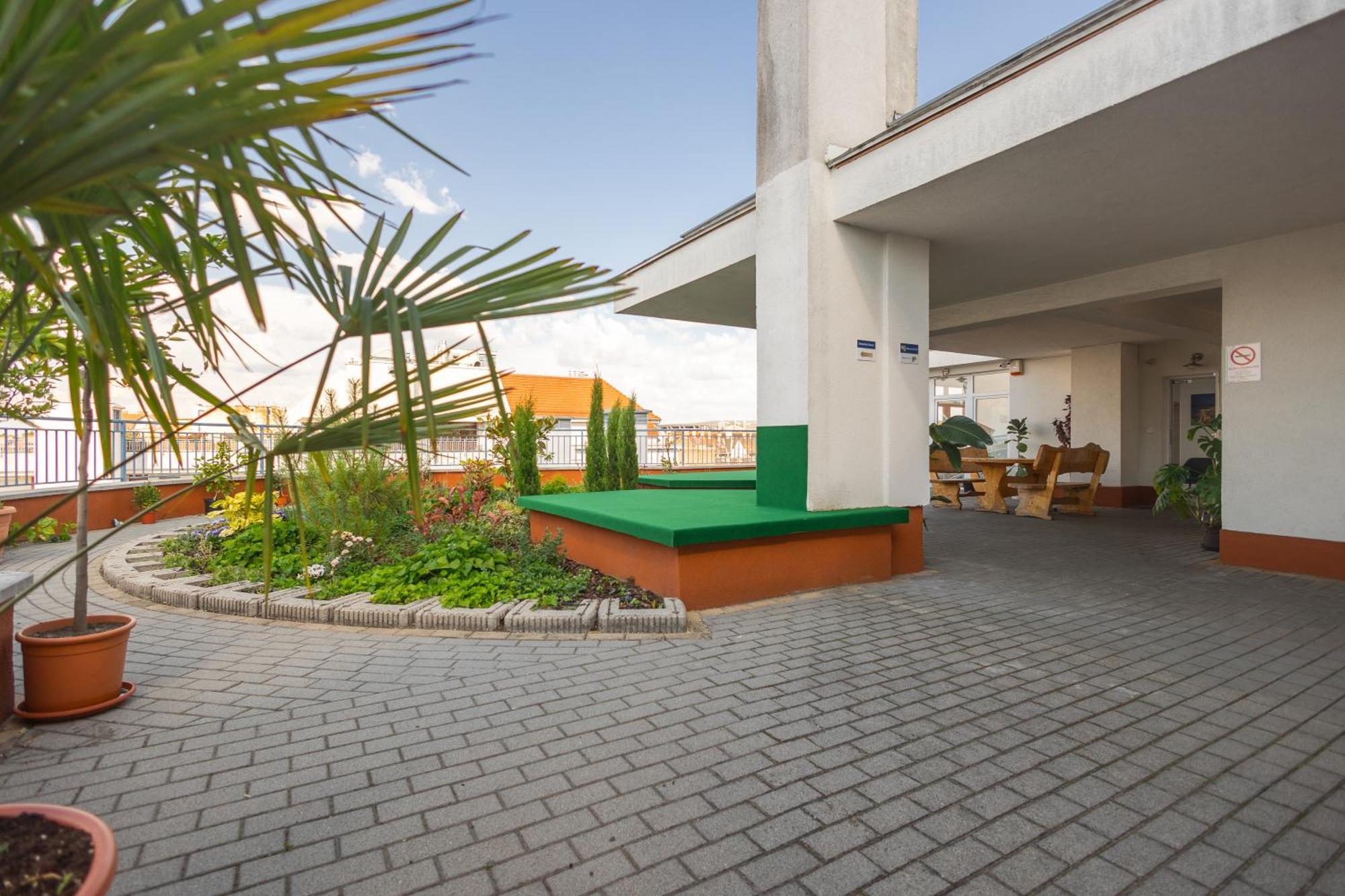 Rooftop City Residence With Deep Garage Budapest Ngoại thất bức ảnh
